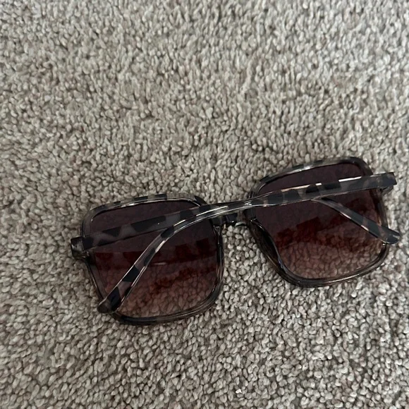 Stylish Brown Square Fashion Sunglasses for Women - Picture 2 of 5